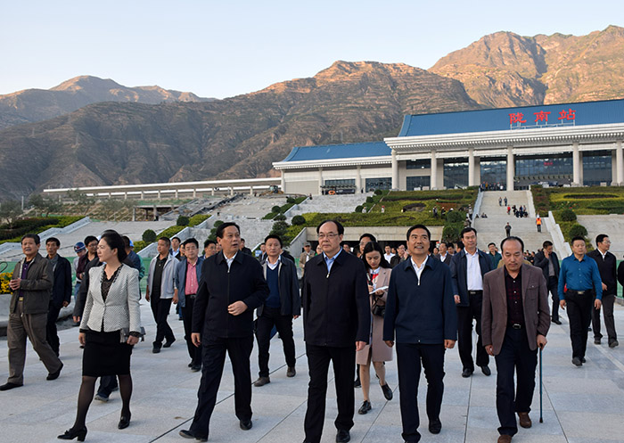 全國、省市政協(xié)委員體驗(yàn)蘭渝鐵路、視察階州廣場