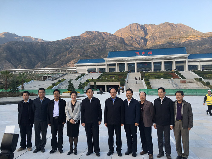 全國、省市政協(xié)委員體驗(yàn)蘭渝鐵路、視察階州廣場