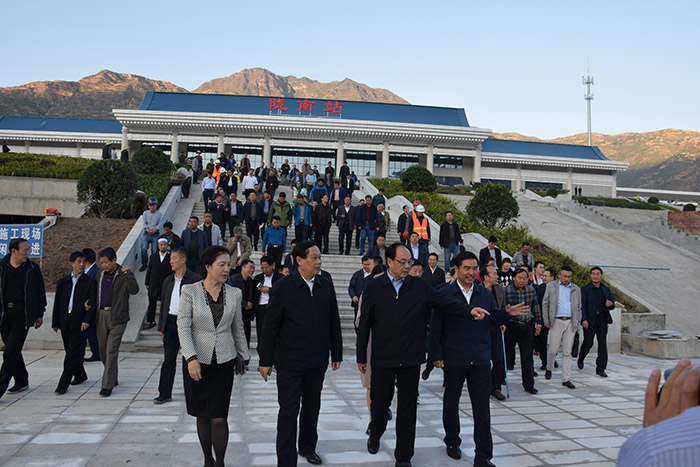 全國、省市政協(xié)委員體驗(yàn)蘭渝鐵路、視察階州廣場