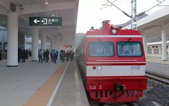 全國、省市政協(xié)委員體驗(yàn)蘭渝鐵路、視察階州廣場