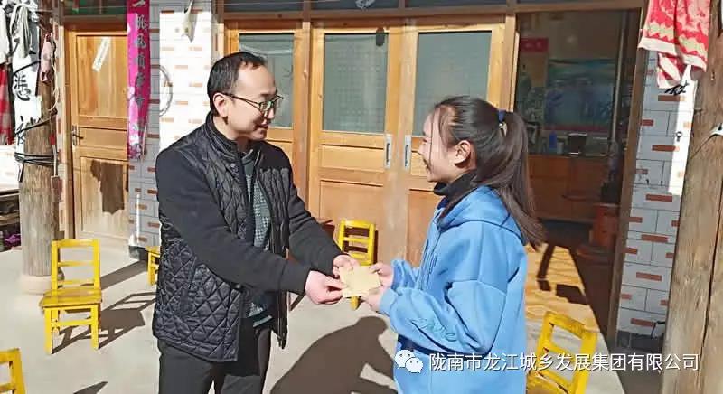 堅(jiān)持精準(zhǔn)幫扶，合力脫貧攻堅(jiān)——市龍江城鄉(xiāng)發(fā)展集團(tuán)、隴南太平洋財(cái)險(xiǎn)公司聯(lián)合開展幫扶文縣橋頭鎮(zhèn)安子坡村2019年春節(jié)慰問(wèn)活動(dòng)