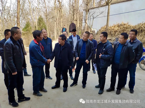 市龍江集團(tuán)在文縣橋頭鎮(zhèn)安子坡村開展“解難題、辦實(shí)事、送溫暖”活動