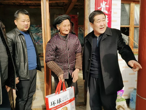市龍江集團(tuán)在文縣橋頭鎮(zhèn)安子坡村開展“解難題、辦實(shí)事、送溫暖”活動