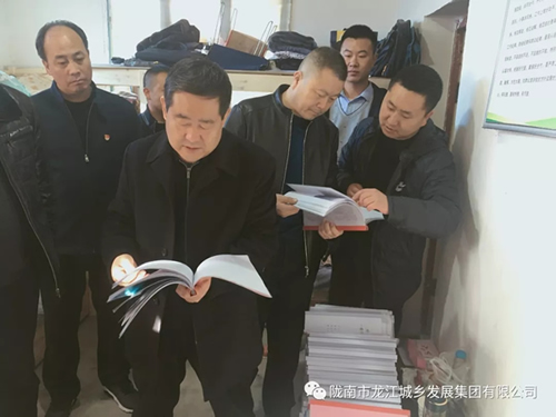 市龍江集團(tuán)在文縣橋頭鎮(zhèn)安子坡村開展“解難題、辦實(shí)事、送溫暖”活動