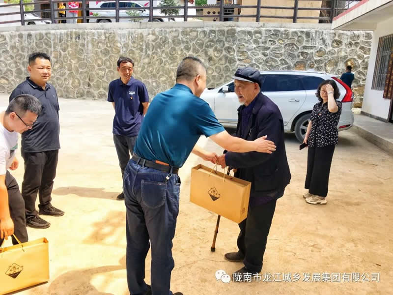 “感黨恩、憶黨史”，--市龍江城鄉(xiāng)發(fā)展集團公司開展慶祝建黨99周年主題黨日活動